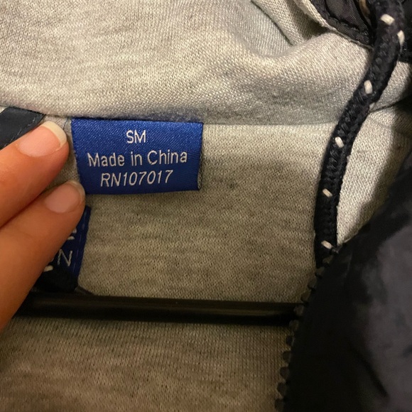 cedar fair, rain jacket! gently used, great condition, fits like a s/m - Picture 4 of 4